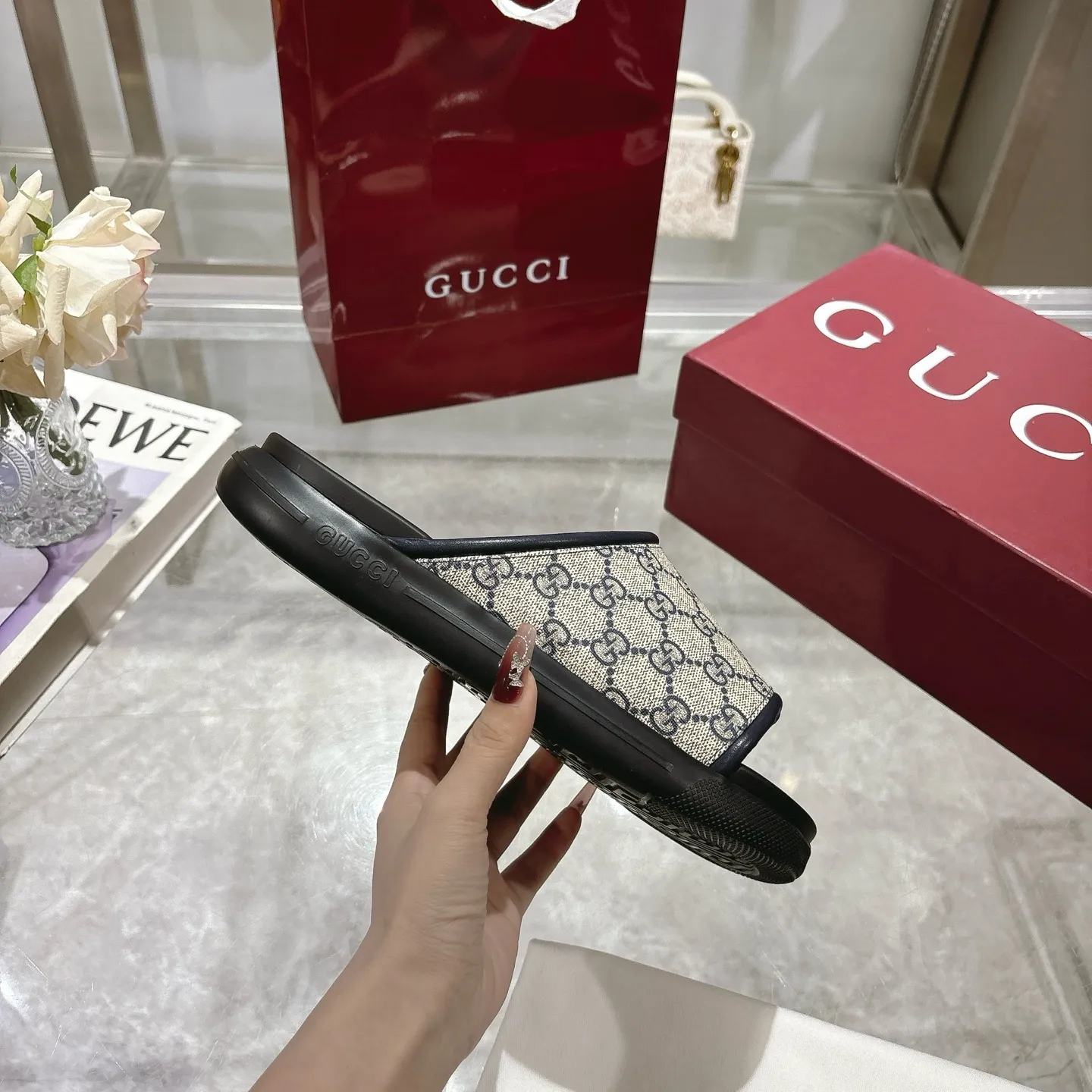 p400🐮🐮New summer men's slip-on slippers. Inspired by the summer spirit and beach clubs of the Italian coast, this piece is part of Gucci Lido. The Pre-Fall collection reinterprets the brand's signature elements and sophisticated patterns in a contemporary way. Made from black rubber, these flat sandals feature a slip-on design that reinterprets the brand's distinctive green and red web design. GG Classic Upper Men's Molded Rubber Footbed Gucci Logo Flat Made in Italy Size: Men's 40 to 47,